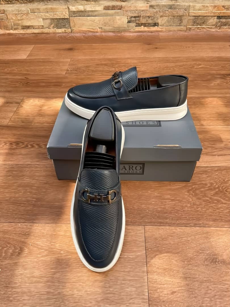 MOCASSINS EN CUIR A LA DECOUPE " H "