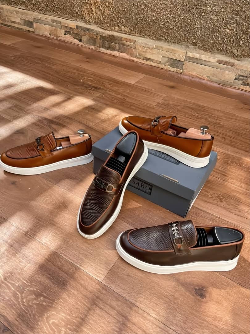 MOCASSINS EN CUIR A LA DECOUPE " H "