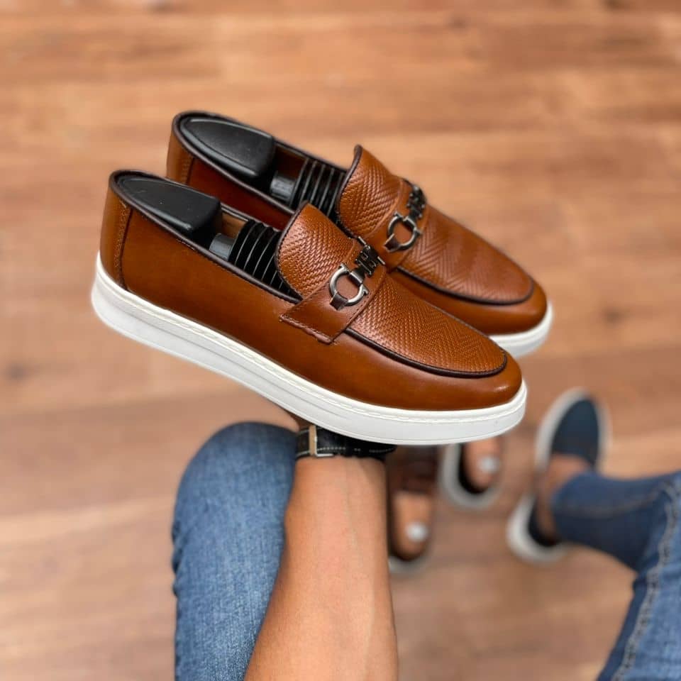 MOCASSINS EN CUIR A LA DECOUPE " H "
