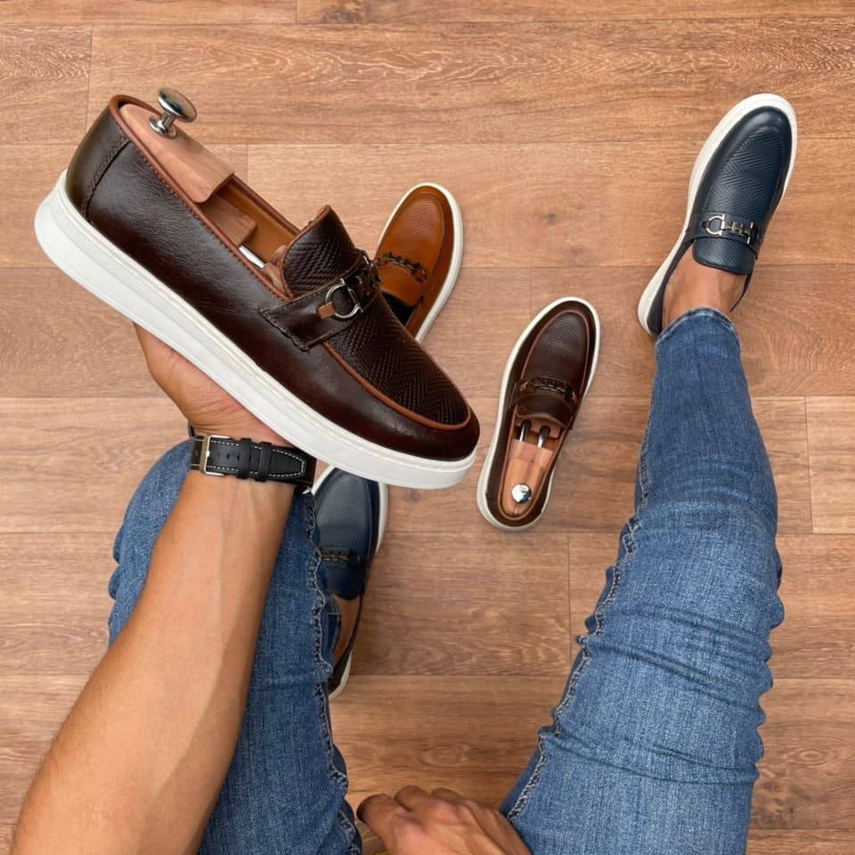 MOCASSINS EN CUIR A LA DECOUPE " H "