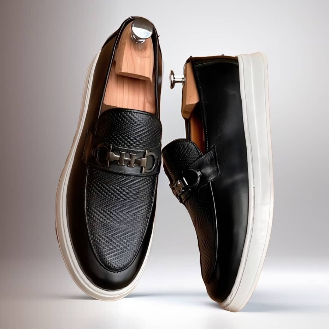 MOCASSINS EN CUIR A LA DECOUPE " H "