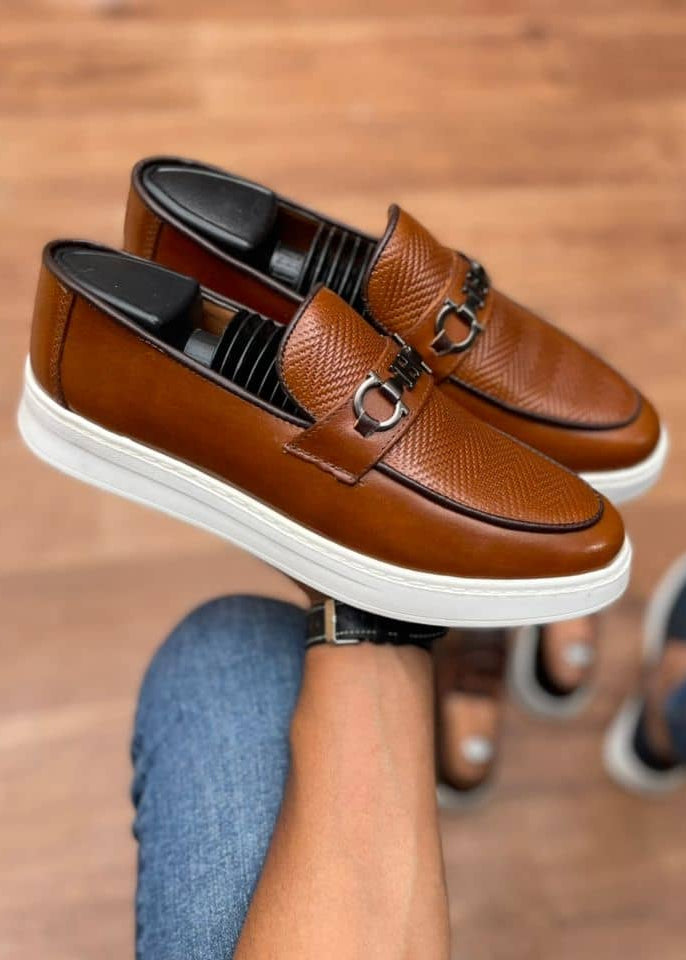 MOCASSINS EN CUIR A LA DECOUPE " H "