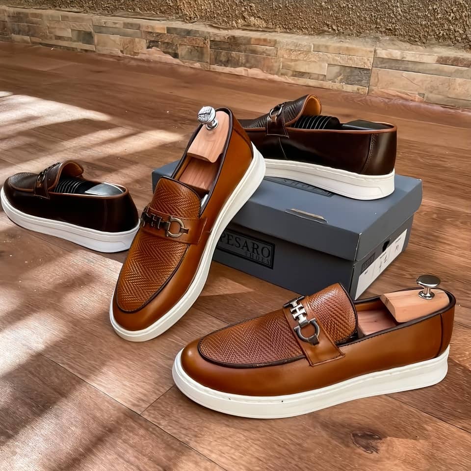 MOCASSINS EN CUIR A LA DECOUPE " H "