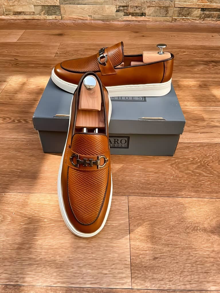 MOCASSINS EN CUIR A LA DECOUPE " H "