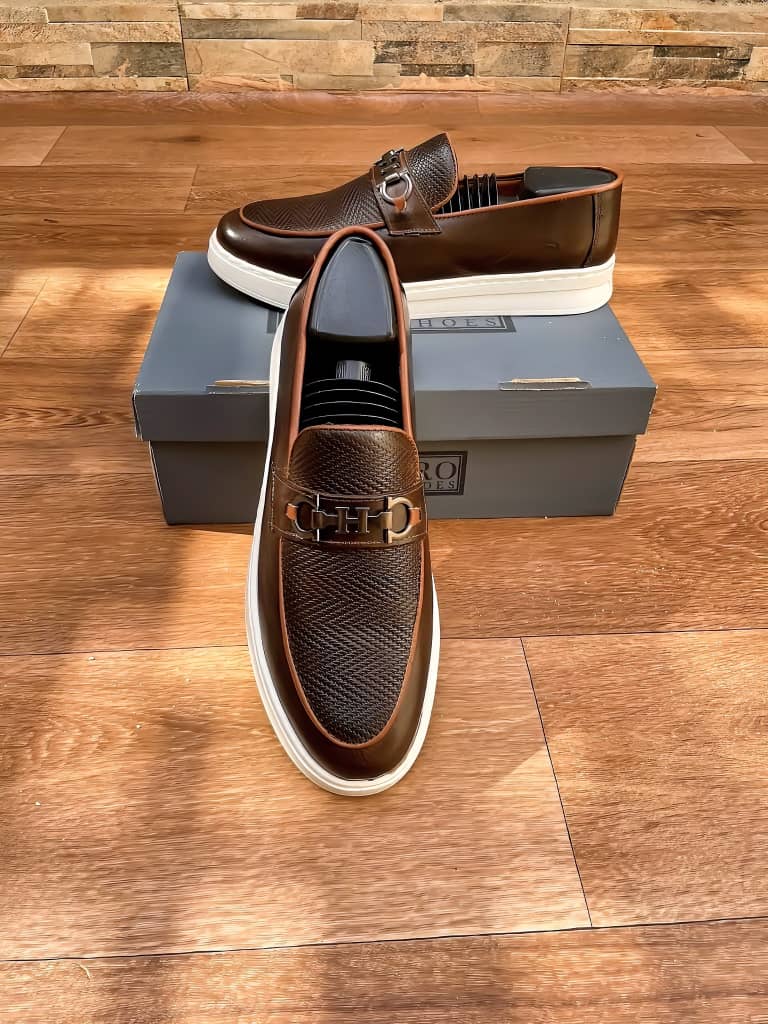 MOCASSINS EN CUIR A LA DECOUPE " H "