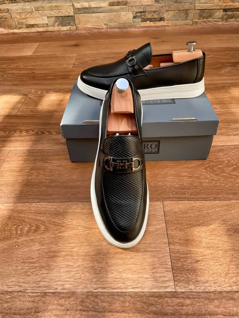 MOCASSINS EN CUIR A LA DECOUPE " H "